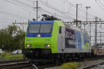 Re 485 016-0 der BLS durchfährt am 10.09.2024 den Bahnhof Pratteln.