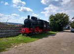 Dampflok 764.206 (Schmalspur) ist ausgestellt am Eingang des Bahnbetriebswerks Targu Mures.