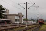 Tristesse am Bahnhof Reșița Nord.
Die ausgedehnten Bahnanlagen zeugen noch von der Bedeutung Reșițas als Hochburg der Schwerindustrie. Davon ist nur wenig übriggeblieben.
Die Staatsbahn CFR hat sich bis auf einige wenige Züge vom Personenverkehr verabschiedet, die Hauptlast hat die private Firma Regiotrans aus Brașov übernommen. Diese bietet einen doch recht ansprechenden Betrieb mit ehemals französischen Triebwagen in die Regionalmetropole Timișoara an.
Einen solchen Zug, wartend auf die nächste Abfahrt, konnte ich am grauen Morgen des 25. Juni 2015 fotografieren.