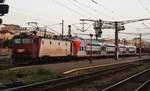 E-Lok 91-53-0-410103-6 mit doppelstöckiger IR-Garnitur zieht am Abend des 17.09.2017 im bukarester Nordbahnhof ein, bevor sie ihre Reise nach Ploiesti antritt.