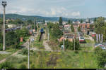 Blick von der Brücke der Strada Locomotivei über das Abstellfeld und ins Remarul-Werk in Cluj-Napoca am 10.