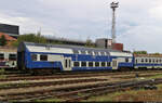 Doppelstockwagen der 2. Klasse mit der Bezeichnung  Bmee  (50 53 26-16 121-1 RO-CFR CALATORI), abgestellt im Bahnhof Sibiu (RO).

🧰 CFR Călători S.A.
🕓 13.9.2024 | 17:37 Uhr