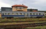 Vor dem Stellwerk wurde im Bahnhof Sibiu (RO) ein Abteilwagen der 2.