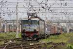 In sehr schlechtem uerlichen Zustand befindet sich am 12.5.2010 die CFR Elektrolok  40-0839-7, die hier mit einem Schnellzug nach Arad aus dem Bahnhof  Timisoara Nord ausfhrt.