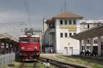 Am Stellwerk des Bahnhofs Timisoara Nord steht am 12.5.2010   die CFR Elektrolok 41-0137-4.