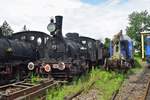 Eine Dampflok äterer Generation (vermutlich um den Ersten Weltkrieg) steht ausgestellt im Bahnmuseum des BW Sibiu. Sie ist der danebenstehende Lok Nr. 320 sehr ähnlich. Aufnahme vom 29.07.2018.