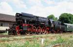 Bei einer Sonderfahrt in Rumnien :  Eine Knigin der Schiene, die 142 044 vom Depot Arad im besten Fotografierlicht im Bahnhof Oradea-West.