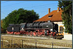 Im Bahnhof Teiuș steht 150 279 als Denkmallokomotive am Hausbahnsteig.