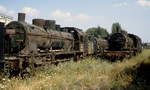 Bis Ende der 1980er Jahre setzte die rumänische Staatsbahn noch Normalspurdampflokomotiven verschiedener Baureihen in untergeordneten Diensten ein. In Bacau waren zahlreiche ausgemusterte Maschinen im August 1992 abgestellt. Bei der 50 173 handelt es sich um einen Nachbau der preußischen G 10 (später Baureihe 57), der in Deutschland für die CFR gebaut wurde. Rechts daneben eine Lok der Baureihe 230, entweder ein Nachbau der preußischen P 8 (später Baureihe 38) oder eine P 8, die als Reparationsleistung an Rumänien abgegeben werden musste.