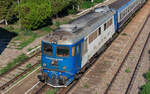 Dem Kutter aufs Dach geschaut. 60 1017 mit dem IR 1858 (Piatra Neamt - Bacau) im Bf Roznov 15.8.24