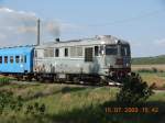 Eine Diesellokomotive der Baureihe 60 zuckelt mit der in Rumnien offenbar blichen Geschwindigkeit von etwa 40 Stundenkilometern durch die Landschaft.