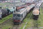 Ein  Krabbenkutter  der GFR - Loknummer 60-1637-2 wartet vor einem  Gterzug im Bahnhof Timisoara Nord am 12.05.2010 auf Ausfahrt.