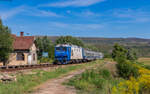 64 1019 mit dem IRN 1641 (Bucuresti Nord - Satu Mare) am Haltepunkt Ciocmani 25.8.24