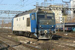 92 53 0 661133-4 RO-SNTFC ist eine Diesellok mit Bullaugen Fenstern welche am 13.12.24 kurz vorm Bahnhof Gara de Nord in Bukarest rangiert.