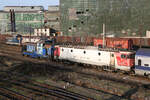 80 0 171-6 Diesellok rangiert am 13.12.24 etwas westlich vom Gara du Nord in Bukarest 410 294 und Wägen hin und her. Von einer Fussgängerbrücke aus kann man dem Treiben gut folgen.