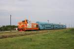 Die modernisierte Diesellok der CFR 82-0361-4 fhrt mit einem Doppelstockzug
am 11.5.2010 in den Bahnhof Crpinis ein. Der junge Lokfhrer freut sich darber,
dass sein Zug hier fotografiert wird und grt freundlich herber.