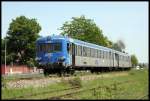 Der blaue 57-0389-7 von Regio Trans aus Brasov hat hier am 21.5.2015 fast den Endbahnhof von Zarnesti erreicht.