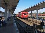 Zwei Triebzüge der Baureihe Timisoara kommen am 08.07.2017 fast gleichzeitig in Bahnhof Timisoara an.