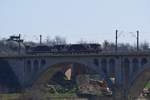 Ein Triebzug der Baureihe 57 auf der Steinbogenbrücke östlich vom Bahnhof Buzau am 09.04.2018