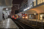 Am Abend des 23.11.2023 stehen CFR 77 971 und 77 951 abfahrbereit im Bahnhof von Timișoara Nord, Rumänien