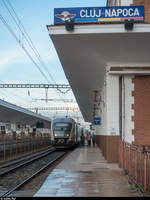 Ein Desiro als Regionalzug nach Huedin wartet am 10.