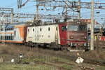 91 53 0 400639-7 RO-SNTFC im Rückwärtsgang aufs Abstellgleis mit einigen Doppelstock Wagen. In Rumänien fährt noch schön altes Eisen durch die Gegend. Zum Teil schöne Plaketten auf der Seite mit Baujahr und Ort. Am 13.12.24 war ich auf Entdeckungstour.