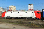 410 438 CFR wird mit einer Rückwärtsfahrt im Bahnhof Bukarest bereitgestellt.