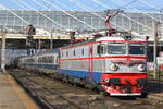 410 009-1  in Bukarest Gara du Nord. Rangiert gerade Rückwärts raus aus dem Bahnhof, hat aber trotzdem weisse Lichter an. Sehr hübsches Motiv am 13.12.24.