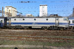 410 112 CFR in Grau Blau im Bahnhof Bukarest. Fotografiert am 13.12.24.