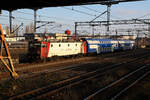 410 303 mit Doppelstock Wagen im Schlepp, gerade abgefahren am 13.12.24 aus Bukarest Nordbahnhof.