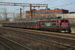 425 581-2 Regio Calatori kam die Tage steht's gegen Mittag, blieb kurz im Nordbahnhof Bukarest und fuhr dann wieder mit dem Steuerwagen hinaus. Mal was anderes am 14.12.24.