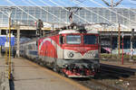 91-53-0-477-345-9 | CFR Calatori mit einem Zug bei der Einfahrt am 13.12.24 Bahnsteig von Gara de Nord in Bukarest.