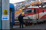 Lokwechsel am 23.11.2023 in Simeria, Rumänien: CFR 477 880 fährt an den InterRegio 74 an um ihn weiter in Richtung Ungarische Grenze zu ziehen.