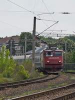 E-Lok 91-53-0-41-0443-2 mit IR-Garnitur nach Bukarest verließ Bahnhof Roman am 13.05.2017