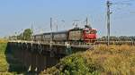 E-Lok 91-53-0-410004-2 mit IR-Zug aus Richtung Constanta am 26.08.2017 auf der Brücke kurz vor Haltepunkt Mostistea