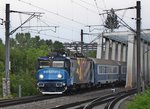 E-Lok 0-477-871-4 durchfährt in neuem Kleid am 21.08.2016 den Bahnhof Bucuresti Baneasa mit IR aus Mangalia, am Schwarzem Meer, nach Oradea, an der rumänisch-ungarischen Grenze.