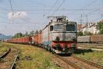 Elektrolokomitve 40-0633-4 (Typ 060 EA) der Rumnischen Staatsbahn vor einem schweren Gterzug auf der Linie ber die Karpaten in Predeal am 18. August 2004. Zum Ueberwinden der Steigungen bis 28 Promille wurde dieser Zug von Brasov bis Predeal nachgeschoben.