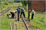 In Cozia werden ein paar Meter Schienen ausgewechselt. Viel Handarbeit ist angesagt. (13.06.2017)