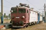 Die elektrische Lokomotive 43-0016-6 der Rumnischen Staatsbahn (CFR) wird am 21. August 2004 in Galati als Vorspann vor einer Diesellok der Baureihe 060 DA bereitgestellt. Diese Lokomotiven stammen von der schwedischen Rb1-Gleichrichterlok ab und wurden in den 70er Jahren unter ASEA-Lizenz in Jugoslavien gebaut.