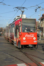 Voller Freude winkt mir die Fahrerin zu. Zurecht stolz auf ihre schicke rote Cola Straßenbahn STB 323. Im dichten Stadtverkehr schwer zu fotografieren auf voller Länge. Deswegen gleich mal weiter zum Bahnhof Gare Nord bei meinem Besuch am 13.12.24.