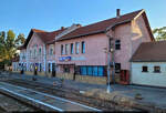 Das Bahnhofsgebäude Sebeș Alba (RO) auf der Bahnstrecke Sibiu–Vințu de Jos, fotografiert aus dem IR 75 Curtici–Brașov.