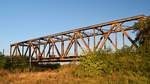 Kurz vor Ploiesti gibt es eine Abzweigung zum Abstellbahnhof. Diese Brücke ist die Überführung der Strecke über die Hauptstrecke. Foto vom 29.09.2017