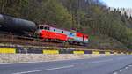 E-Lok 91-53-0-400503-3 als Schiebelok einer Kesselwagengarnitur kurz nach der Abfahrt aus Brasov am 14.04.2018.