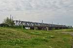 Diese Brcke berquert die Moldau etwa 2 Kilometer vor der Einfahrt in Bahnhof Roman aus Richtung Bacau.