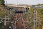 Überfühung der Autobahn nach Constanta über die Hauptstrecke in derselben Richtung bei Fetesti, kurz vor der Donaubrücke.