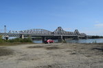 Alte Donaubrcke bei Fetesti. Zusammen mit der 20 km entfernten Brcke bei cernavoda, wurde diese 1895 in Betrieb genommen, und ist der vielleicht imposanteste und schnste Kunstbau auf rumnischen Eisenbahnen.