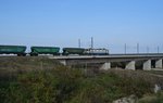 Eine E-Lokk der Baureihe 40 berquert am 15.10.2016 mit einer Getreidewagenganitur die Brcke bei km 40 der Strecke von Bukarest nach Constanta.