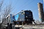 E-Lok 91-53-400520-9 der Constantin Grup mit Garnitur von offenen Gterwagen auf der zweiten Bukarester Brcke der Strecke 800 am 26.02.2017.