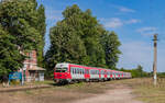 614 022 / 614 021 und 614 041 / 614 042 als R 10304 (Bârlad - Galati) am Haltepunkt Roscani 18.8.24
