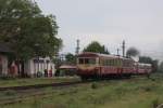 So desolat wie die Gleisanlagen im Bahnhof Lovrin am 10.5.2010 in Rumnien   waren, so desolat wirkte auch der Nahverkehr mit alten abgewirtschafteten  SNCF Triebwagen.